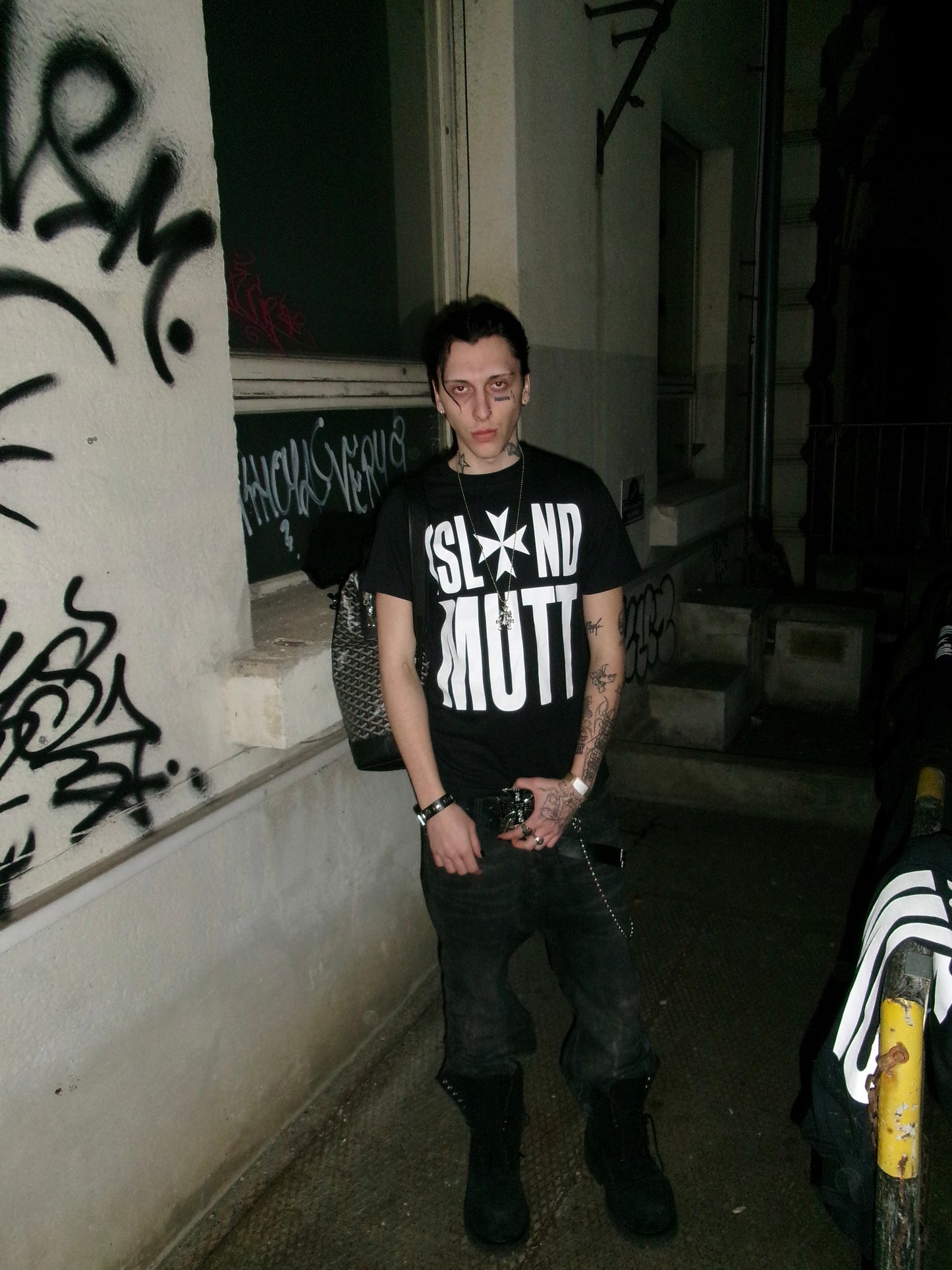 ISLAND MUTT TSHIRT